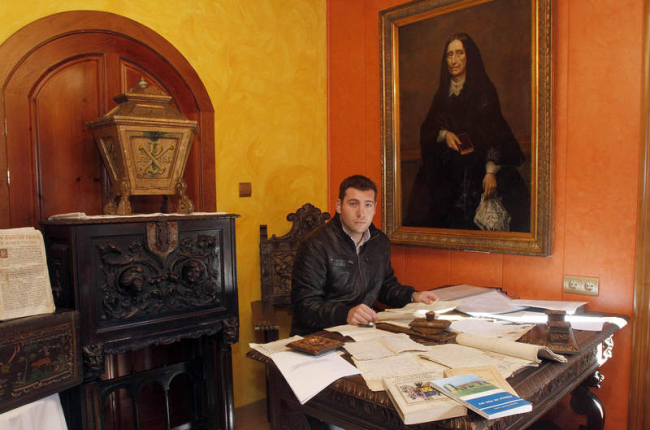 Esteban Álvarez, nombrado a sus 26 años ‘guardián del patrimonio de los Tusinos’, bajo el retrato de Bernarda Cuenllas.