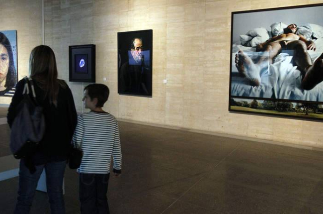 Dos visitantes contemplan alguna de las obras que conforman el nuevo ciclo expositivo del Musac.