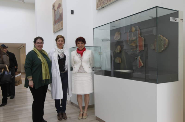 La concejala de Cultura, la arqueóloga municipal y la alcaldesa ante las pinturas pompeyanas.
