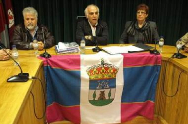 Acto de presentación de la nueva bandera municipal de Santa María del Páramo.