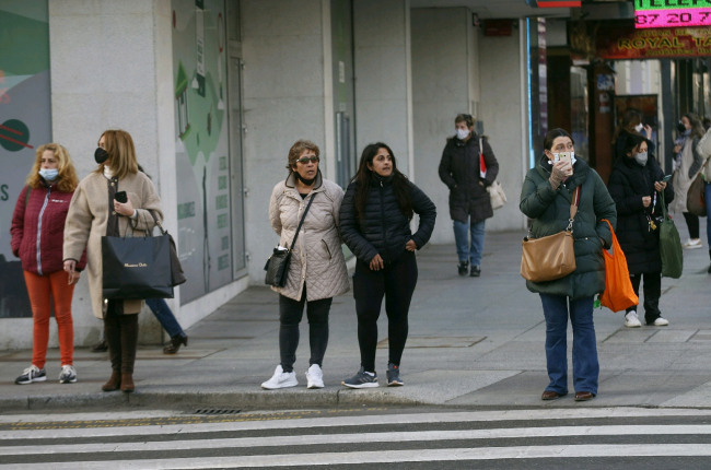 Las calles de León amanecen hoy con la novedad en la norma que elimina la obligación de llevar mascarilla en exteriores. FERNANDO OTERO