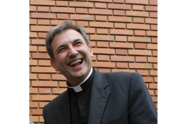 Lucio Ángel Vallejo Balda sonríe persuasivo durante un reportaje sobre sacerdotes rurales.
