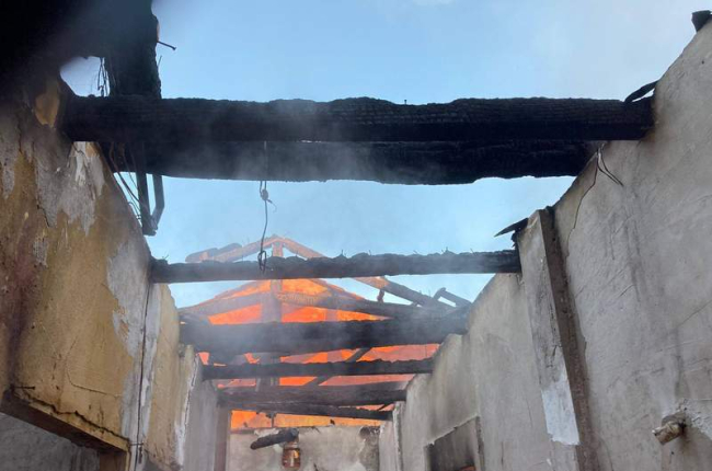 El fuego dejó sin cubierta la casa de Garfín de Rueda. BOMBEROS DE LEÓN