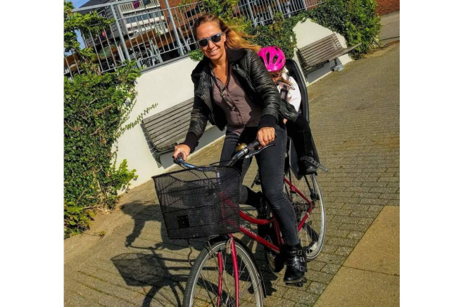Montaña Hernández Courel con su hija en la bici, un medio de transporte muy usado en Dinamarca. DL