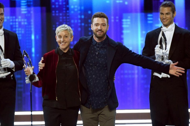 Ellen DeGeneres, tras recibir una de sus tres estatuillas de la noche angelina de manos de Justin Timberlake.
