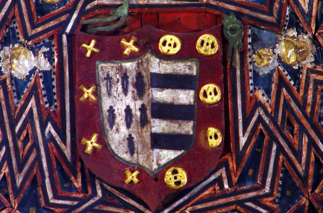 Escudo en el artesonado mudéjar de Santa Colomba de la Vega, que ahora podrá ser visto gracias al programa de la Junta. DL