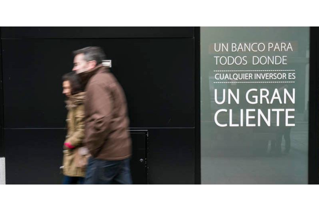 Cartel publicitario colocado en una sucursal bancaria. F. OTERO PERANDONES