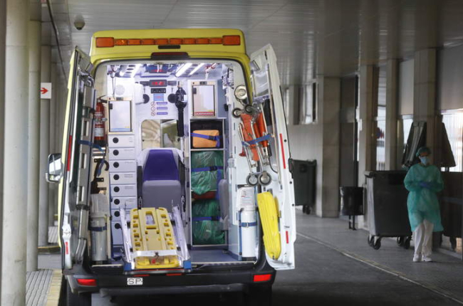 Una ambulancia medicalizada llega al servicio de Urgencias del Hospital de León. MARCIANO PÉREZ