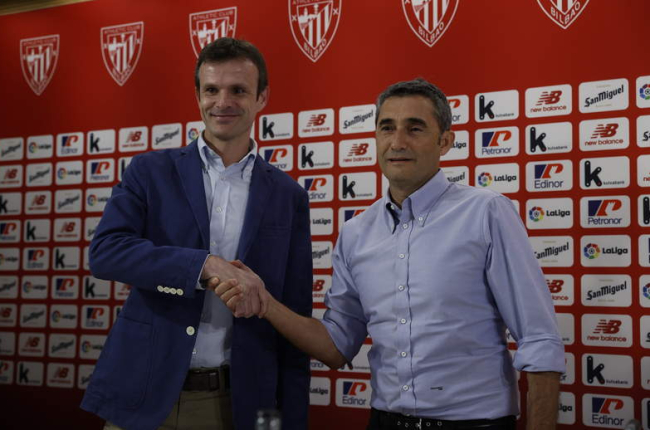 Uriarte presenta a Ernesto Valverde como técnico del Athletic. M. T.
