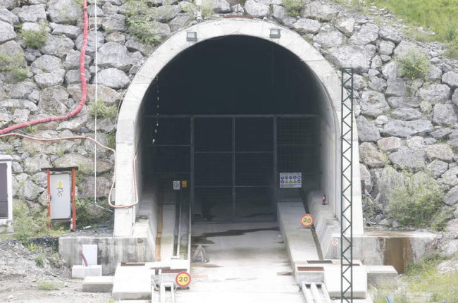 Imagen de la valla metálica que bloquea y cierra el acceso en la salida norte del túnel del AVE en la variante de Pajares. JESÚS F. SALVADORES