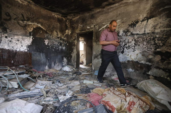Imagen del estado en el que ha quedado una casa palestina incendiada por colonos. ALAA BADARNEH