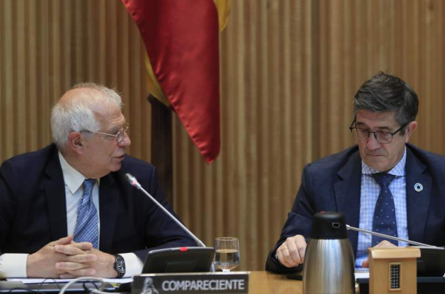 Borrell con Patxi López, que preside la Comisión para la Reconstrucción Social y Económica. FERNANDO ALVARADO