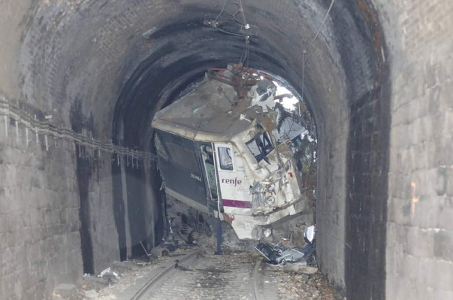 La locomotora quedó empotrada contra el lateral del túnel de la línea de León a Asturias. MARCIANO PÉREZ