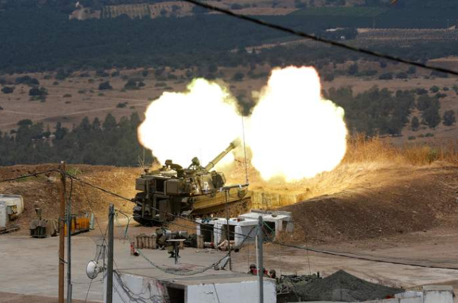 El ejército israelí respondiendo a los ataques con cohetes lanzados desde el sur del Líbano. ATEF SAFADI