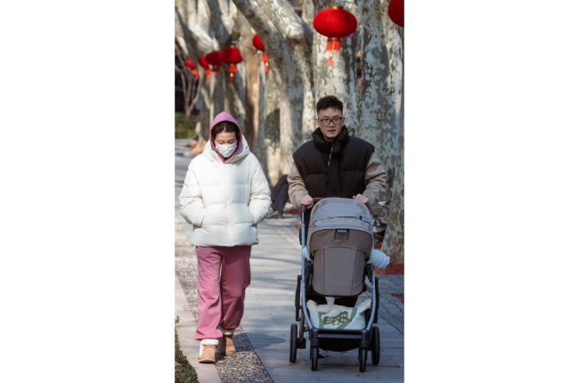 Una pareja china pasea con su bebé. ALEX PLAVEVSKI