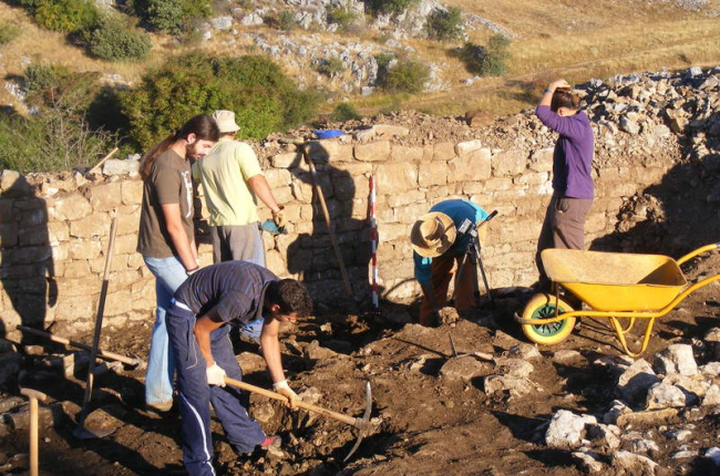 Un grupo de arqueólogos, trabajando en el yacimiento.