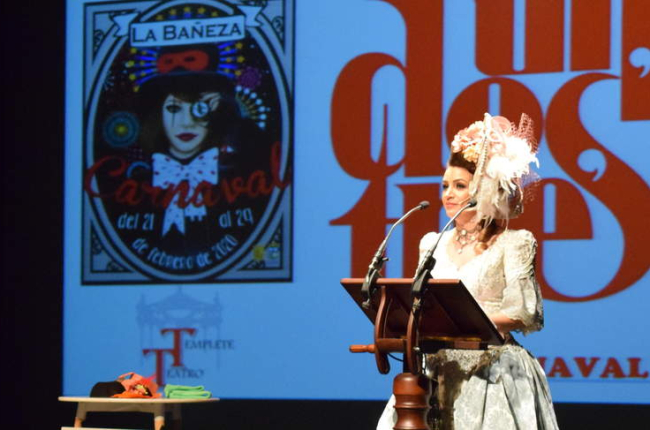 La periodista bañezana Roxanna Panero durante su discurso en el pregón del Carnaval que se celebró en el Teatro Municipal.A. R.