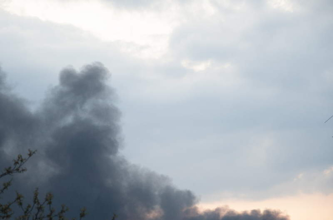 Una columna de humo sobre la ciudad de Lviv. MYKOLA TYS