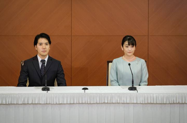 Kei Komuro y la princesa Mako, durante su rueda de prensa tras casarse. NICOLAS DATICHE / POOL