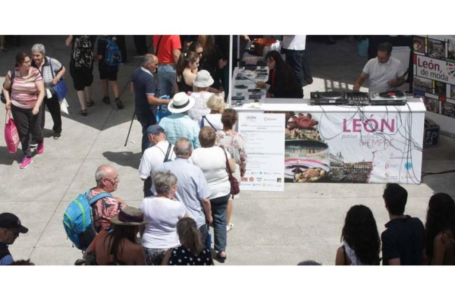 Actividad alrededor del expositor de León en la Feria de Gijón. DL