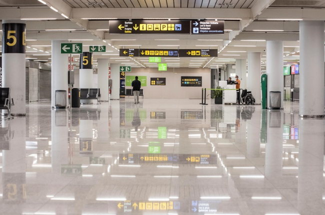 Aspecto que presentaba el aeropuerto de Palma días después de decretarse el comienzo del Estado de Alarma. ATIENZA / EFE