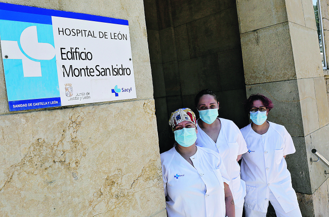 Personal sanitario contratado por la emergencia sanitaria del coronavirus en el hospital Monte San Isidro. F. Otero Perandones.