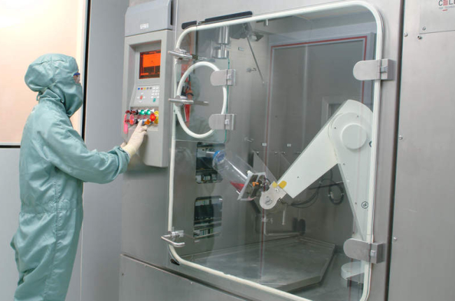 Uno de los profesionales de la planta de Calier en León, durante unos procesos de producción de vacunas. DL