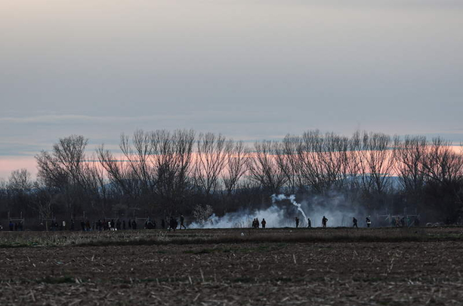 Lanzamiento de gases lacrimógenos en Edirne, localidad fronteriza entre Turquía y Grecia.