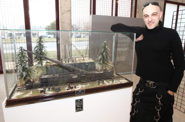 Óscar Tahoces, el año pasado con uno de sus 30 dioramas en Estación Arte de Ponferrada.