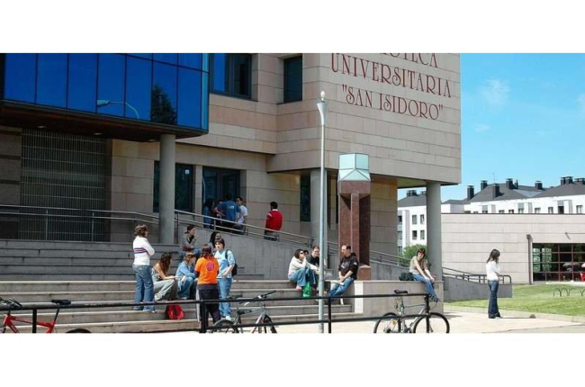 Alumnos de la Universidad de León a las puertas de la Biblioteca Universitaria San Isidoro, durante uno de sus descansos. DL.
