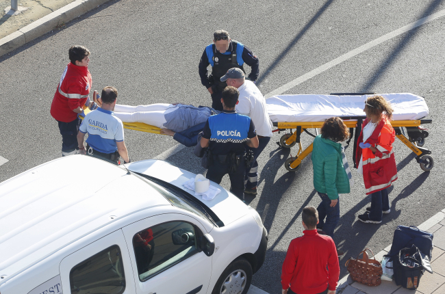 Una ciclista resulta herida al ser arrollada por un vehículo en un paso para bicicletas en la calle Joaquín González Vecín de León