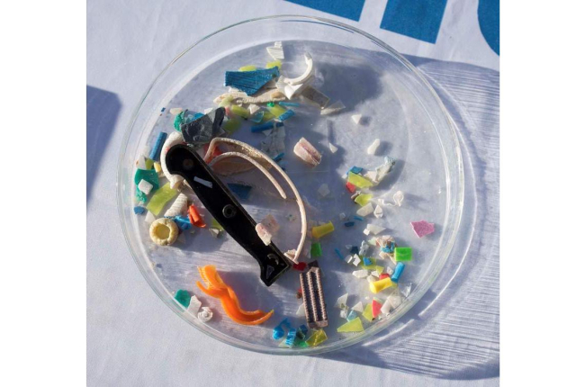 Microplásticos recuperados por el velero ‘Le Bateau’. DAVID ARQUIMBAU SINTES