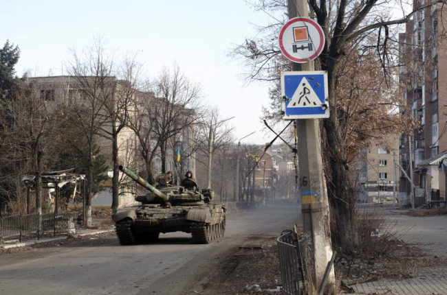 Fuerzas ucranianas patrullan con un tanque por una calle en la ciudad de Bakhmut. GEORGE IVANCHENKO