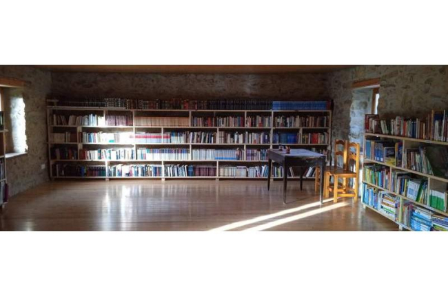 La biblioteca ha llenado todas sus estanterías con la donación de libros de la oenegé Azacán. G. LLAMAS