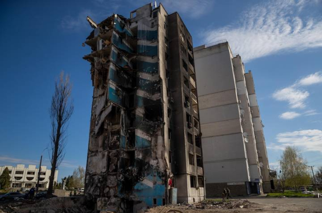 Vista hoy de un edificio dañado por los bombardeos, en Borodianka, en Ucrania. MIGUEL GUTIÉRREZ