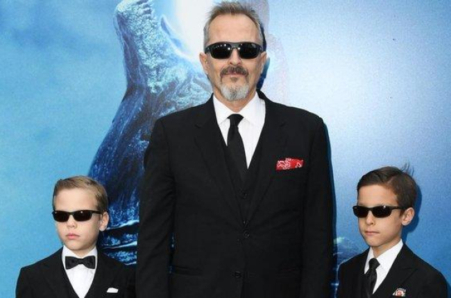 Miguel Bosé, con sus hijos Tadeo y Diego, en el estreno de Godzilla, en Los Ángeles.