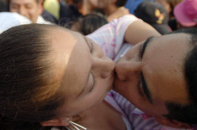 Dos jóvenes participan en un concurso de besos de larga duración celebrado en Brasil, en una fotografía de archivo. MARIO GUZMÁN