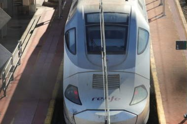 Un tren Alvia circulando por la estación de Bembibre en sentido hacia Ponferrada. L. DE LA MATA