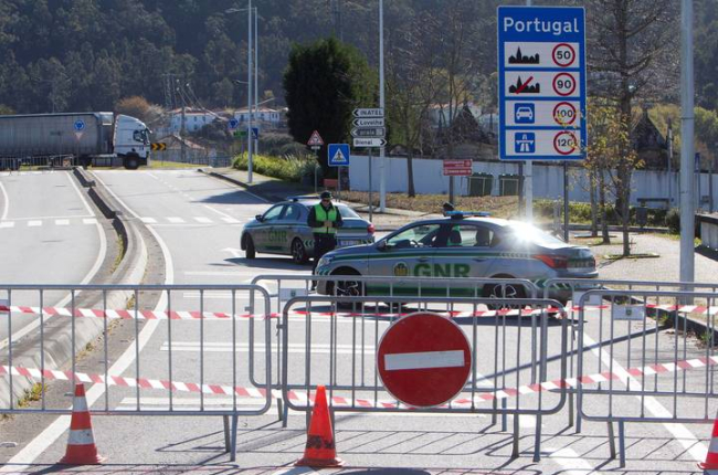 Lado portugués de la frontera de Goián cerrada a todo tipo de vehículos, el 17 de marzo.SALVADOR SAS