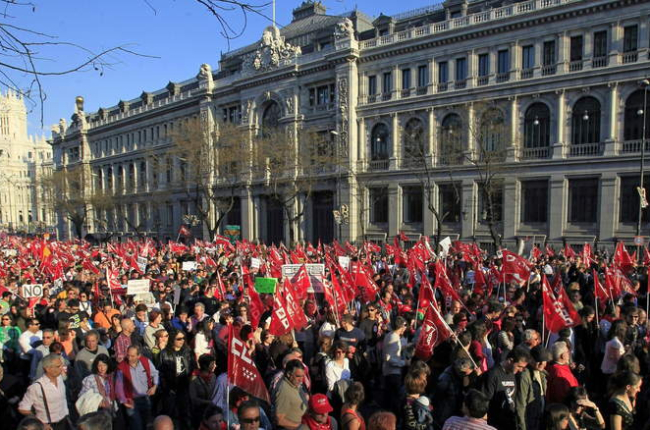 Miles de personas se manifiestan por las calles de Madrid contra la reforma laboral del Gobierno.