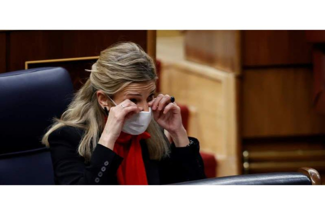 Yolanda Díaz llora en la despedida de Pablo Iglesias del Congreso de los Diputados. CHEMA MOYA