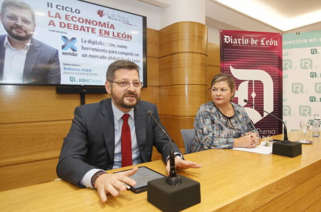 Roberto Vidal, director gerente de Xeridia, y María J. Muñiz, jefa de Economía de Diario de León, en el Club de Prensa. RAMIRO