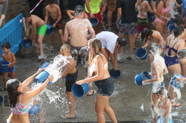 Este año la Fiesta del Agua se hace por la tarde, a las 18.00, hora de más calor. L. DE LA MATA
