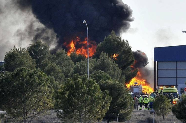 El incendio causado por el siniestro, en la base militar de Los Llanos.