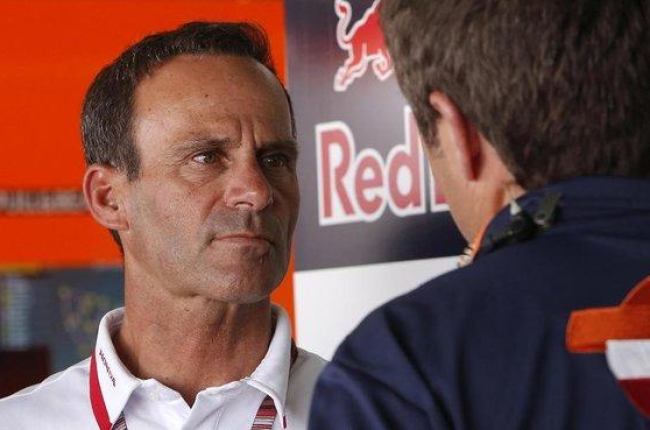 Alberto Puig, team manager del equipo Repsol Honda, dialoga con uno de sus colaboradores.