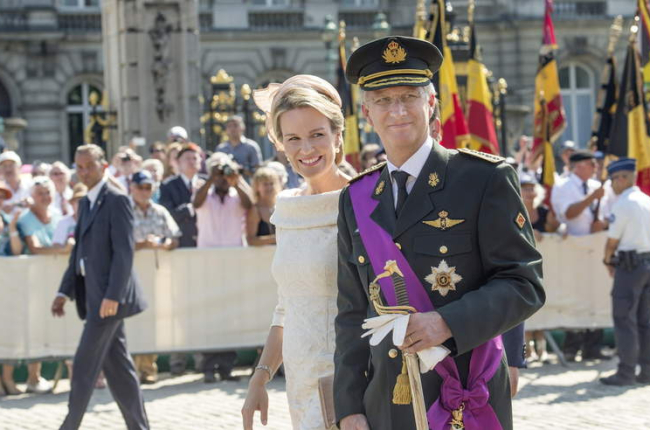 Matilde y Felipe, en sus primeras horas como reyes de Bélgica recibieron el homenaje de su pueblo por las calles.