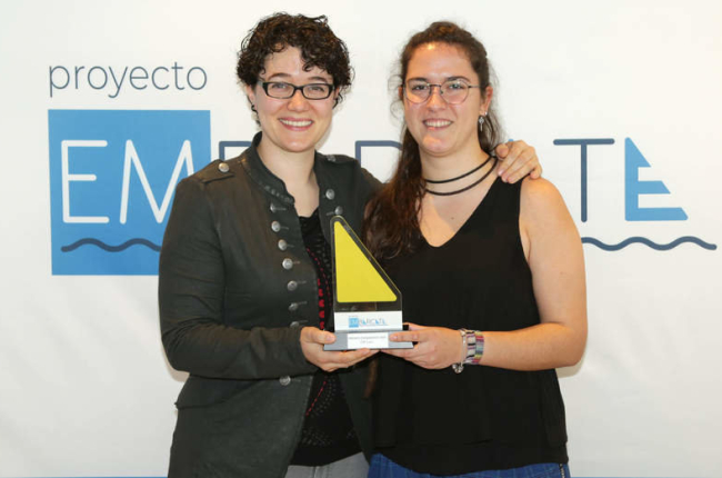 Estefanía Morcillo, psicóloga de la asociación, y Susana Cordero, educadora social, reciben el premio ayer en Barcelona. DL