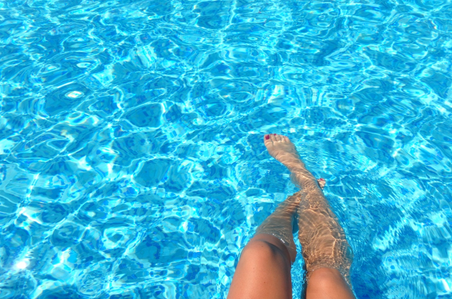 5 claves para tener el agua de tu piscina transparente este verano