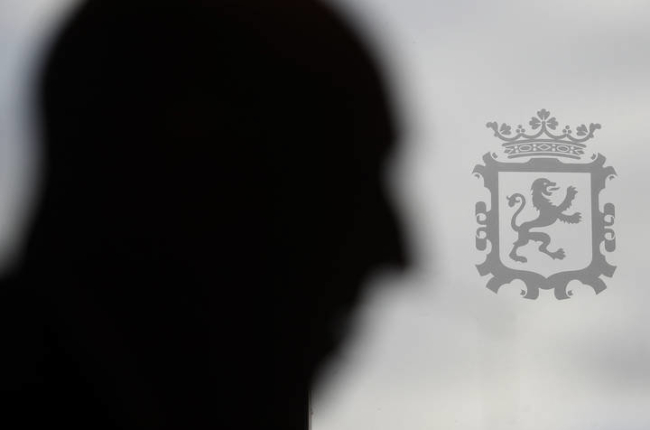 El perfil del alcalde de León, José Antonio Diez, se recorta sobre el escudo de León en el despacho de la Alcaldia del Ayuntamiento de San Marcelo. RAMIRO