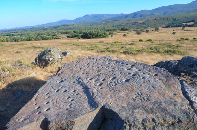 Imagen reciente de los petroglifos de Peña Fadiel, con los Montes de León y el Sanguiñal al fondo.
